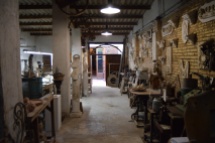 Una de las salas del taller en la que se encuentran distintos modelos de escultura, así como también una exposición de cerámica- Fuente propia